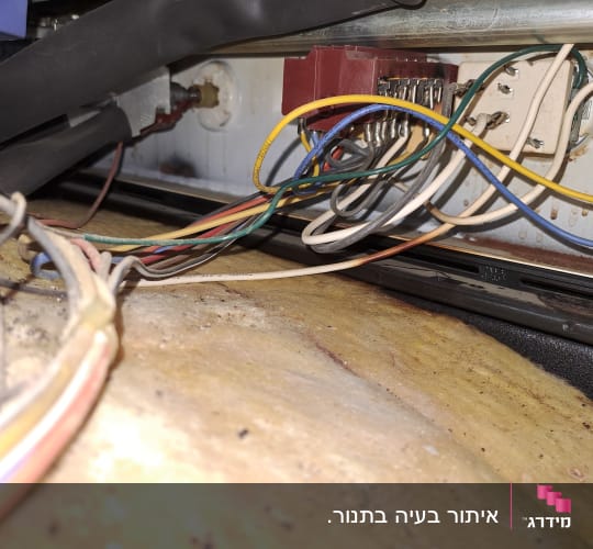 חוטי חשמל צבעוניים מחוברים למכשיר אלקטרוני